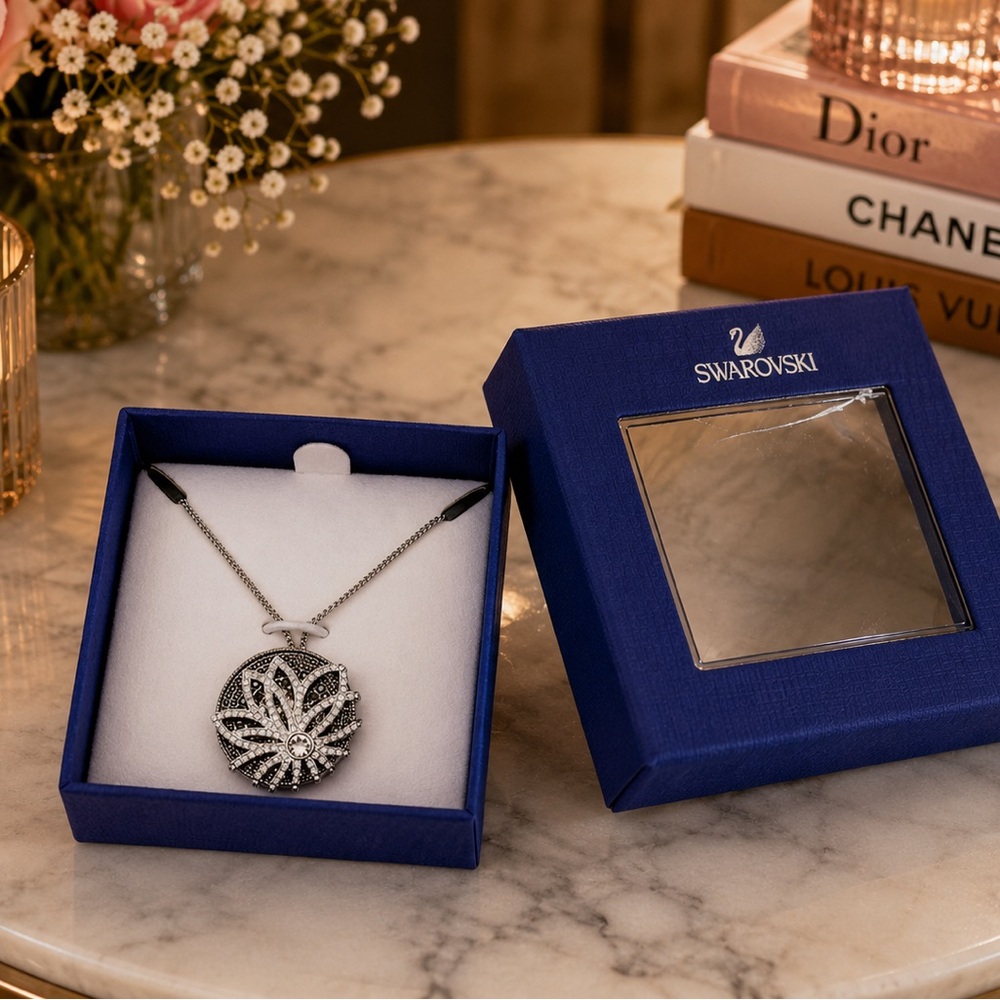 SWAROVSKI DOVE PENDANT NECKLACE Nee in box - Picture 3 of 6